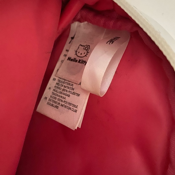 Hello Kitty Purse - Picture 8 of 10